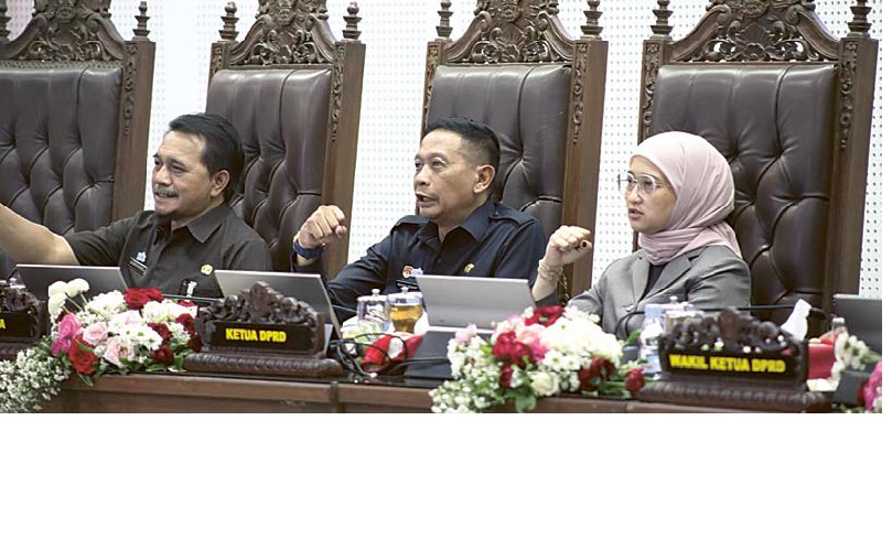 BA HAS BERSA MA: Wali Kota Malang Wahyu Hidayat (tengah) mengikuti rapat paripurna pembahasan penyertaan modal untuk Bank Perkreditan Rakyat (BPR) Tugu Artha, kemarin (29/10).