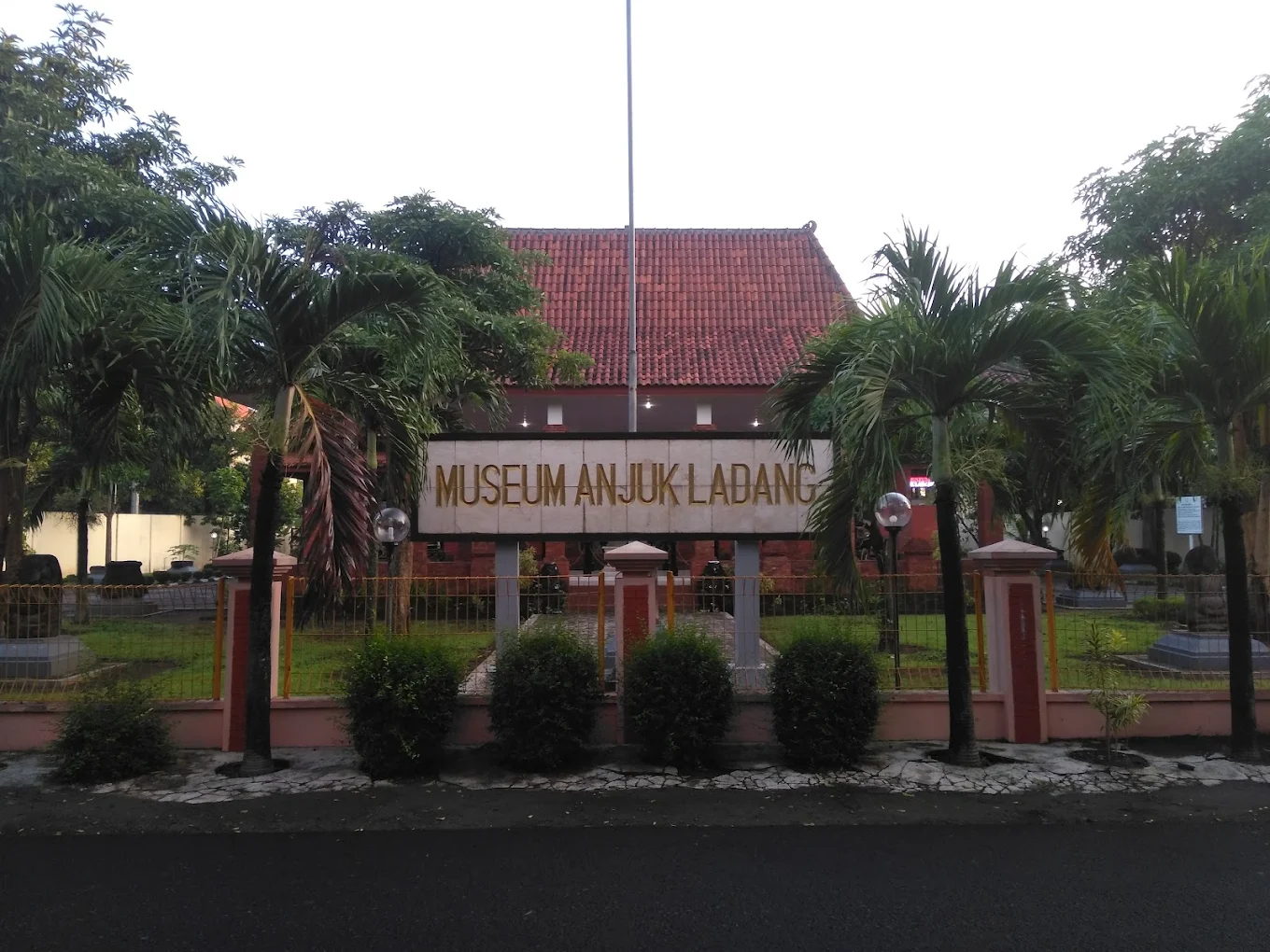 BERSEJARAH DAN ELEGAN: Bangunan tua bergaya kolonial di Nganjuk masih berdiri kokoh dan kerap jadi spot foto favorit. Sentuhan arsitektur klasik menghadirkan nuansa nostalgia bagi pengunjung.