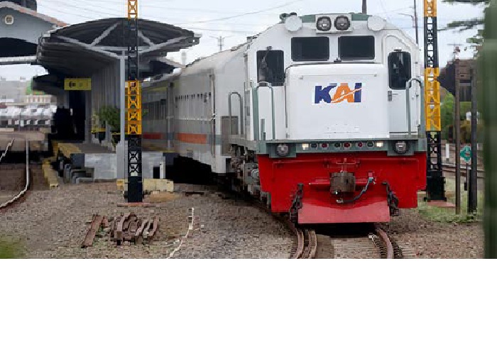 TRANSPORTASI MASSAL: Beberapa kereta api tiba di Stasiun Malang lebih lambat dari jadwal kedatangan kemarin (29/10).