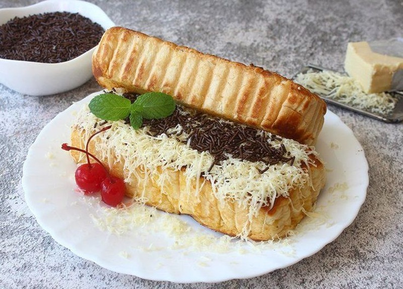 MANIS: Roti bakar gurih dengan topping keju dan meses