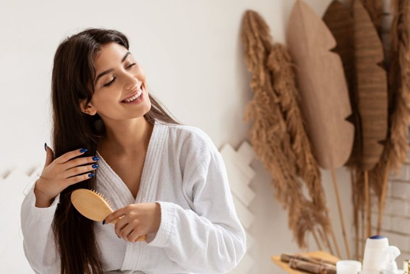 WANGI: sisir rambut setelah pakai hair care