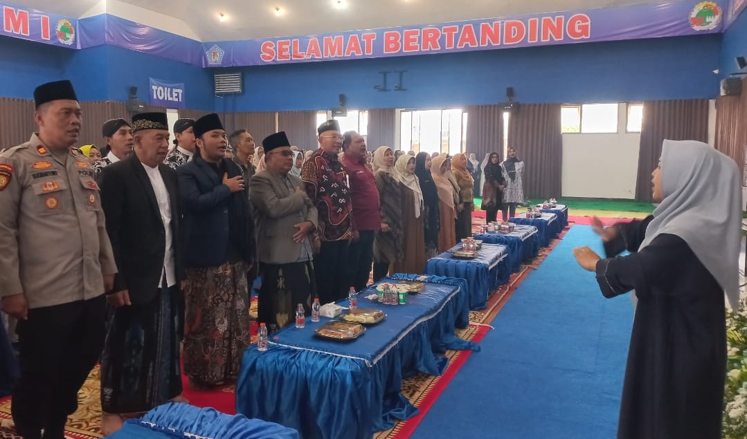 LAGU KEBANGSAAN: Semua undangan menyanyikan lagu Indonesia Raya mengawali peringatan HUT Ke-63 Koperasi SAE Pujon, Kamis (30/10/25).