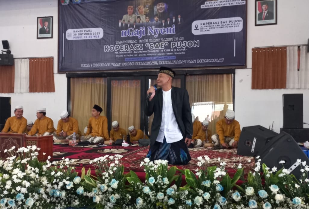 SELALU SEMANGAT: Ketua Umum Koperasi SAE Pujon H.M. Ni&rsquo;am Shofi mengajak semua pengurus dan anggota untuk mengenang jasa-jasa para pendiri koperasi.