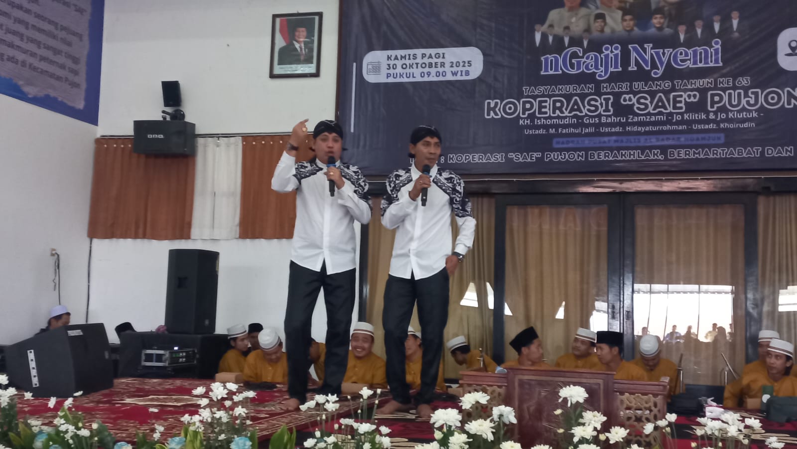 MENGHIBUR: Dua pelawak Jo Klitik & Jo Klutuk mampu menghibur para undangan yang  menghadiri peringatan HUT Ke-63 Koperasi SAE Pujon.