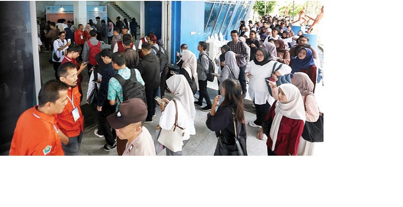 ANTUSIASME: Ribuan pendaftar memadati stand perusahaan yang membuka lowongan kerja di GOR Ken Arok, Kecamatan Kedungkandang kemarin (29/10).