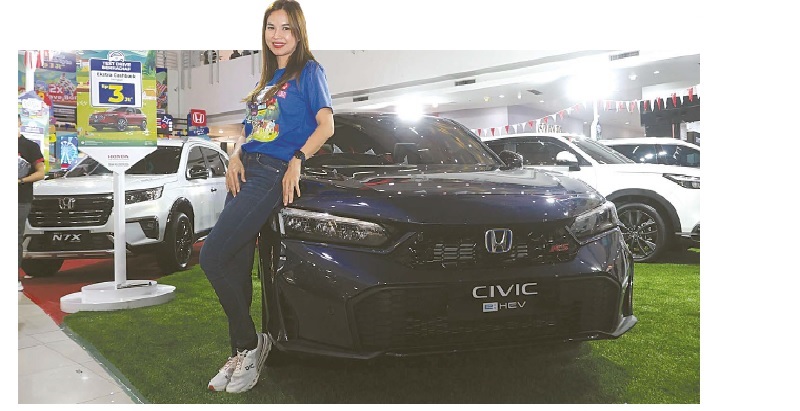 PROMO OTO MOTIF : Seorang sales berpose di depan Honda Civic e:HEV dalam ajang Honda Festipark di MOG, Agustus lalu.