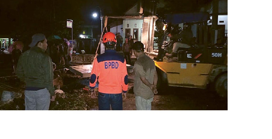 TERSUMBAT SAMPAH: Salah satu petak di Jalan Imam Bonjol, Desa Ardimulyo, Kecamatan Singosari ambles pada Selasa sore (28/10).