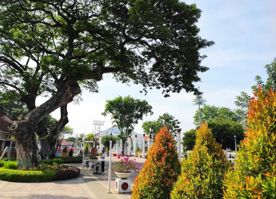ASRI & INSTAGRAMABLE: Taman Kota Pasuruan jadi salah satu spot favorit warga untuk santai sore, olahraga, atau sekadar menikmati udara sejuk&nbsp;di&nbsp;tengah&nbsp;kota