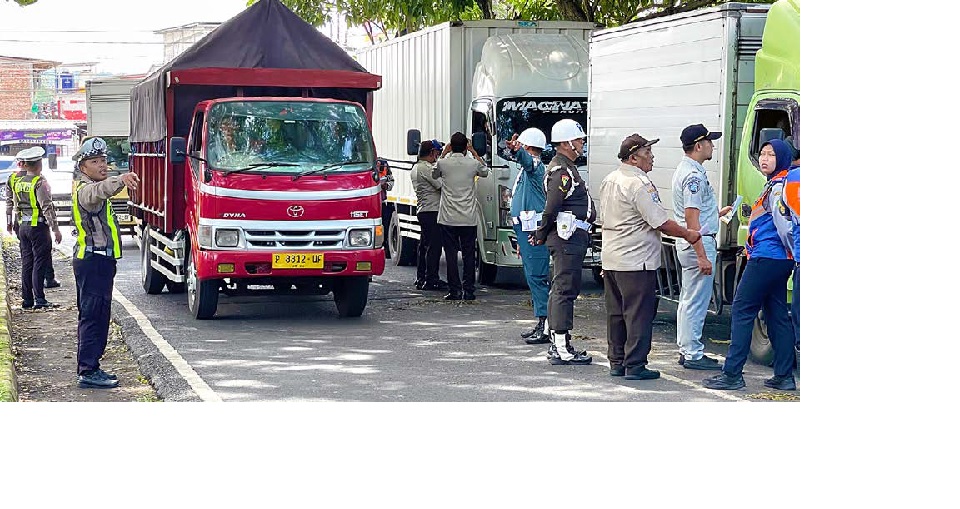 PENERTIBAN: Tim gabungan memeriksa kendaraan yang melintas di Jalan Rajasa, Kelurahan Bumiayu, Kecamatan Kedungkandang kemarin MALANG KOTA - Indo( 29/10).