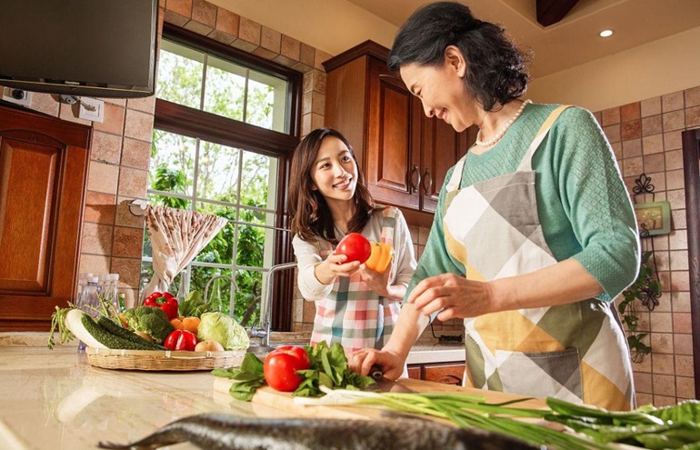 PRODUKTIF: Memasak di rumah bersama keluarga