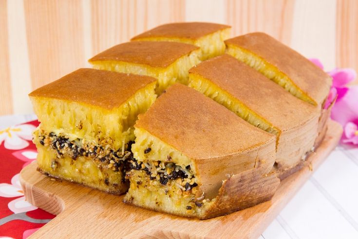 MENGGODA: Martabak khas Tuban dengan topping melimpah dan tekstur lembut yang bikin susah berhenti makan.