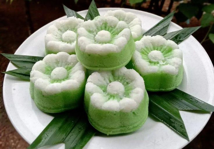 LEMBUT: Putu ayu khas Tuban dengan aroma pandan dan kelapa segar yang bikin siapa pun ketagihan.