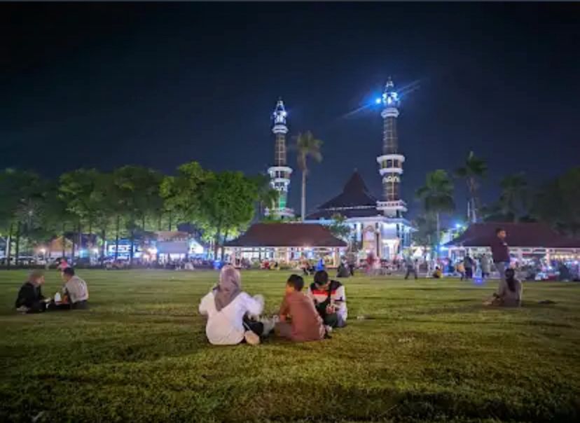 HANGAT DAN RAMAI: Suasana malam di kawasan kuliner Jombang tampak hidup. Warga menikmati makanan hangat sambil berbincang santai di bawah lampu jalan.
