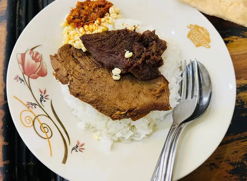 PADAT DAN BERGIZI: Pengunjung menikmati sarapan pecel di salah satu warung legendaris Jombang. Menu tradisional ini tetap jadi favorit warga untuk memulai hari.