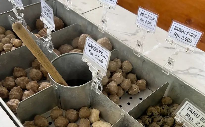 UNIK DAN LEZAT: Potongan bakso keju menunjukkan lelehan keju di dalamnya. Inovasi rasa ini kini digemari banyak pencinta kuliner di Jombang.