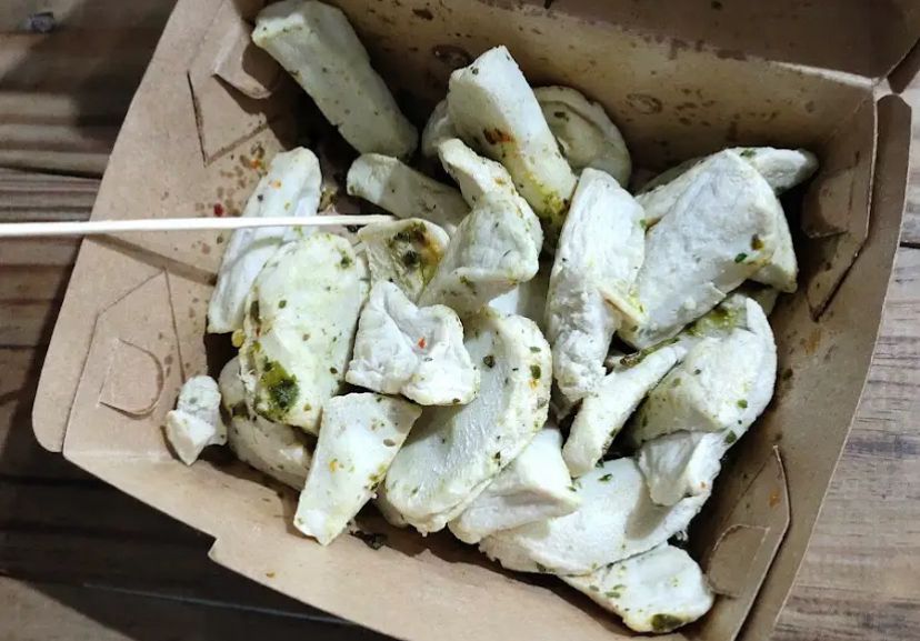 CAMILAN FAVORIT: Penjual basreng menata aneka varian rasa di etalase kedainya. Camilan pedas ini menjadi pilihan warga Nganjuk untuk teman bersantai.