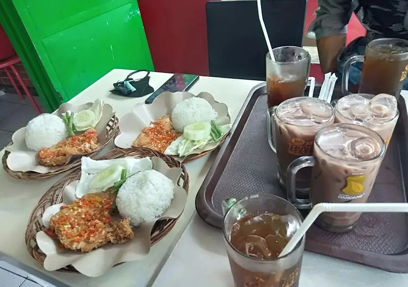 PEDAS DAN RENYAH: Seporsi ayam geprek disajikan bersama sambal ulek di salah satu warung populer Nganjuk. Cita rasa pedasnya membuat pelanggan ketagihan.