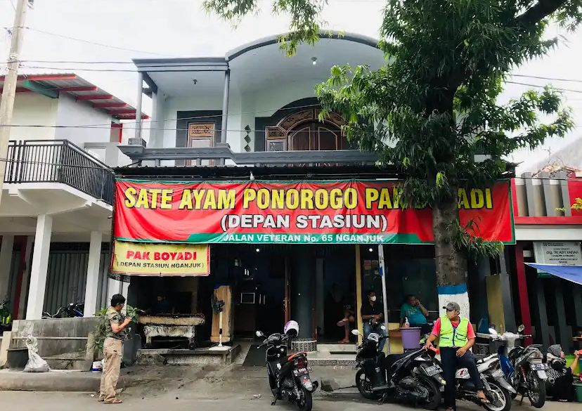 AROMA MENGGODA: Penjual sate ayam di kawasan Nganjuk tengah membakar sate dengan bara arang. Perpaduan bumbu kacang dan kecap manis menjadi daya tarik bagi pencinta kuliner malam.