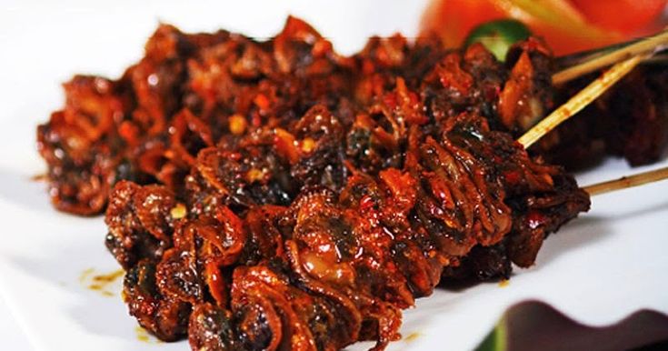 NIKMAT: Menyantap sate bekicot yang memiliki tekstur dan rasa yang khas.