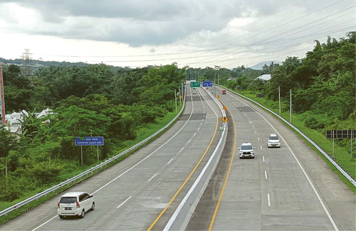 WAIT AND SEE: Sejumlah kendaraan melintas di Tol Malang-Pandaan di Desa Sekarpuro, Kecamatan Pakis, kemarin. Pemkab Malang masih menunggu kelanjutan proyek Tol Malang-Kepanjen.