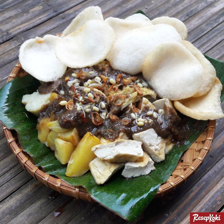 SEDERHANA TAPI NGANGENIN: Sepiring tahu tek khas Pasuruan dengan bumbu kacang gurih dan aroma petis yang khas ini selalu berhasil bikin rindu