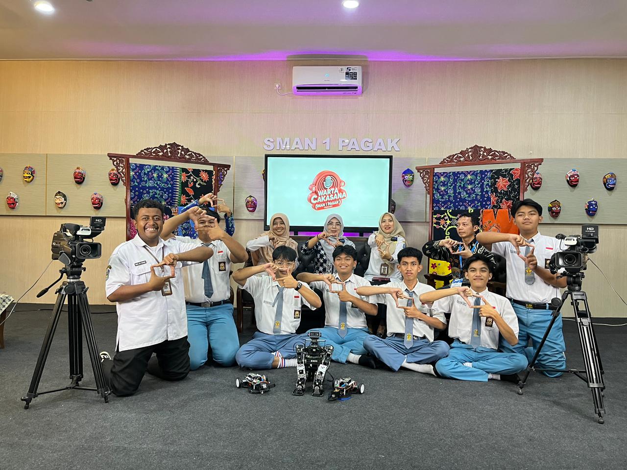 INOVATIF : Peresmian Techno Corner SMAPa oleh Plt Kepala Cabdindik Wilayah Kabupaten Malang Dr Indiyah Nurhayati MPd bersama Kepala Sekolah Iyut Meinarni ST, guru dan siswa SMAN 1 Pagak.