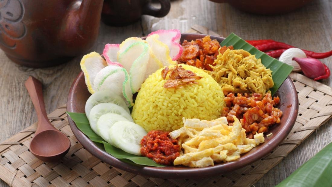 KUNING: Lezatnya Nasi Kuning di Surabaya ini