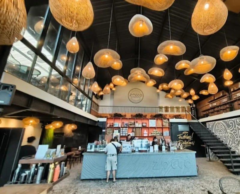 HITS: Zocco Coffe menawarkan konsep minimalis dengan interior modern yang nyaman sebagai tempat nongkrong.