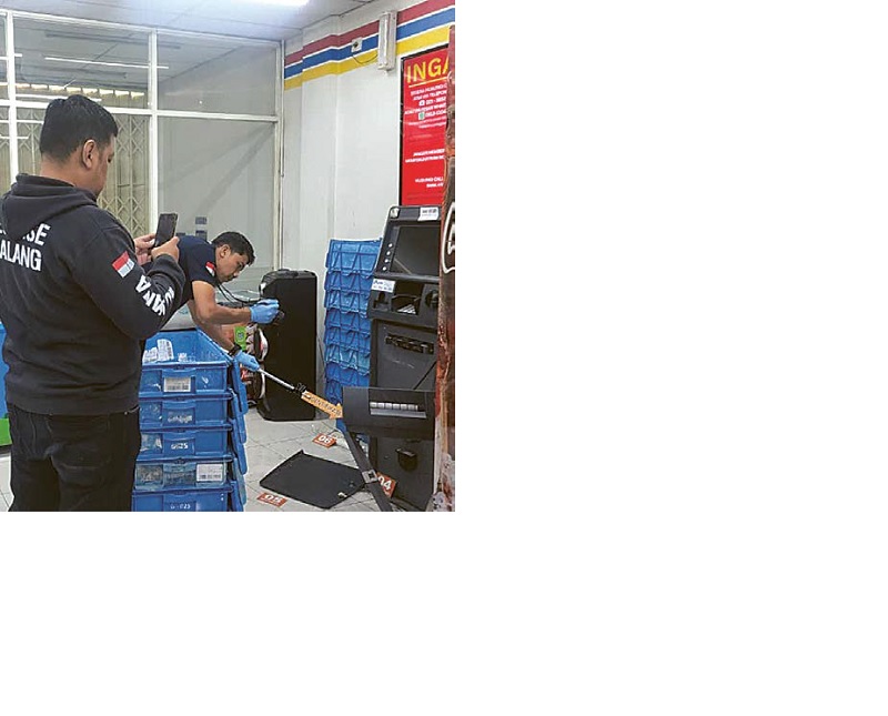 GELAP MATA : Petugas dari Polsek Pakisaji melakukan olah TKP di lokasi pembobolan mesin AT M di Jalan Adimulyo, Kendalpayak, Pakisaji, Rabu lalu (29/10).