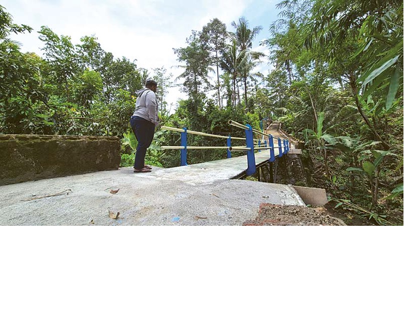 TUNGGU COR KERING: Jembatan darurat yang menghubungkan Desa Wadung, Kecamatan Pakisaji dengan Desa Sukoanyar, Kecamatan Wagir tuntas dibangun warga.