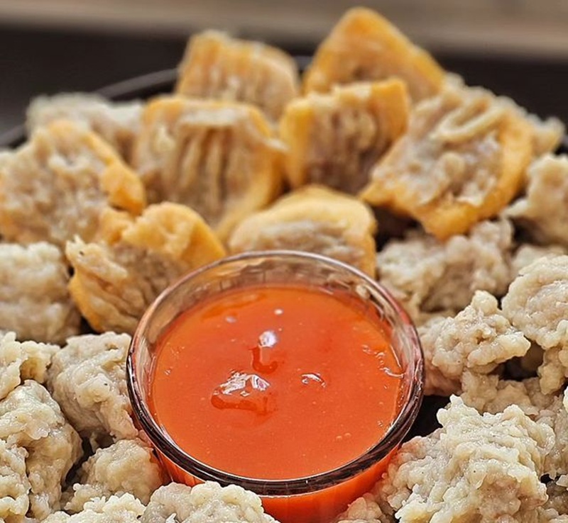 KENYAL: Cilok kriwik dengan saus yang menggoda