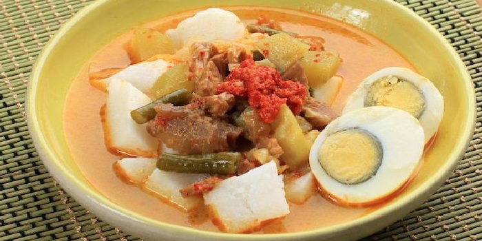 LONTONG SAYUR: Sepiring lontong sayur hangat dengan kuah gurih dan aroma rempah ini siap jadi teman sarapan paling nikmat di Malang