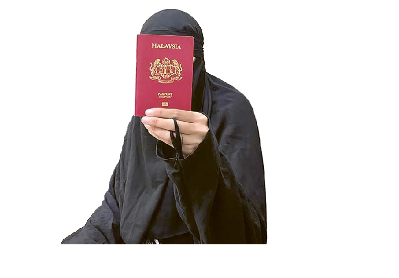 TAK KENAL LELAH: Sharifah Nurdamia Insyirah menunjukkan paspor Malaysia miliknya kemarin. Setelah lebih dari setahun bolak-balik lintas negara, visa pelajarnya akhirnya disetujui.