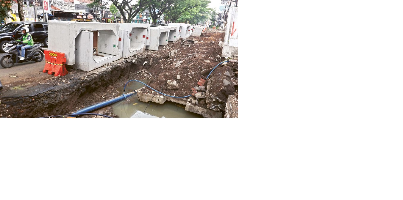 INFRASTRUKTUR: Beberapa box culvert untuk drainase Jalan Soekarno- Hatta belum ditanam kemarin (30/10). Drainase sepanjang 1,3 kilometer dirancang untuk mencegah banjir.