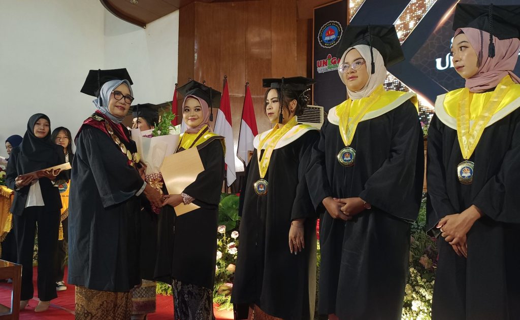 BANGGA: Rektor Uniga Prof Dr Ernani Hadiyati SE MM (kiri) memberikan apresiasi kepada wisudawan terbaik dalam wisuda periode sebelumnya. (Uniga for Radar Malang)