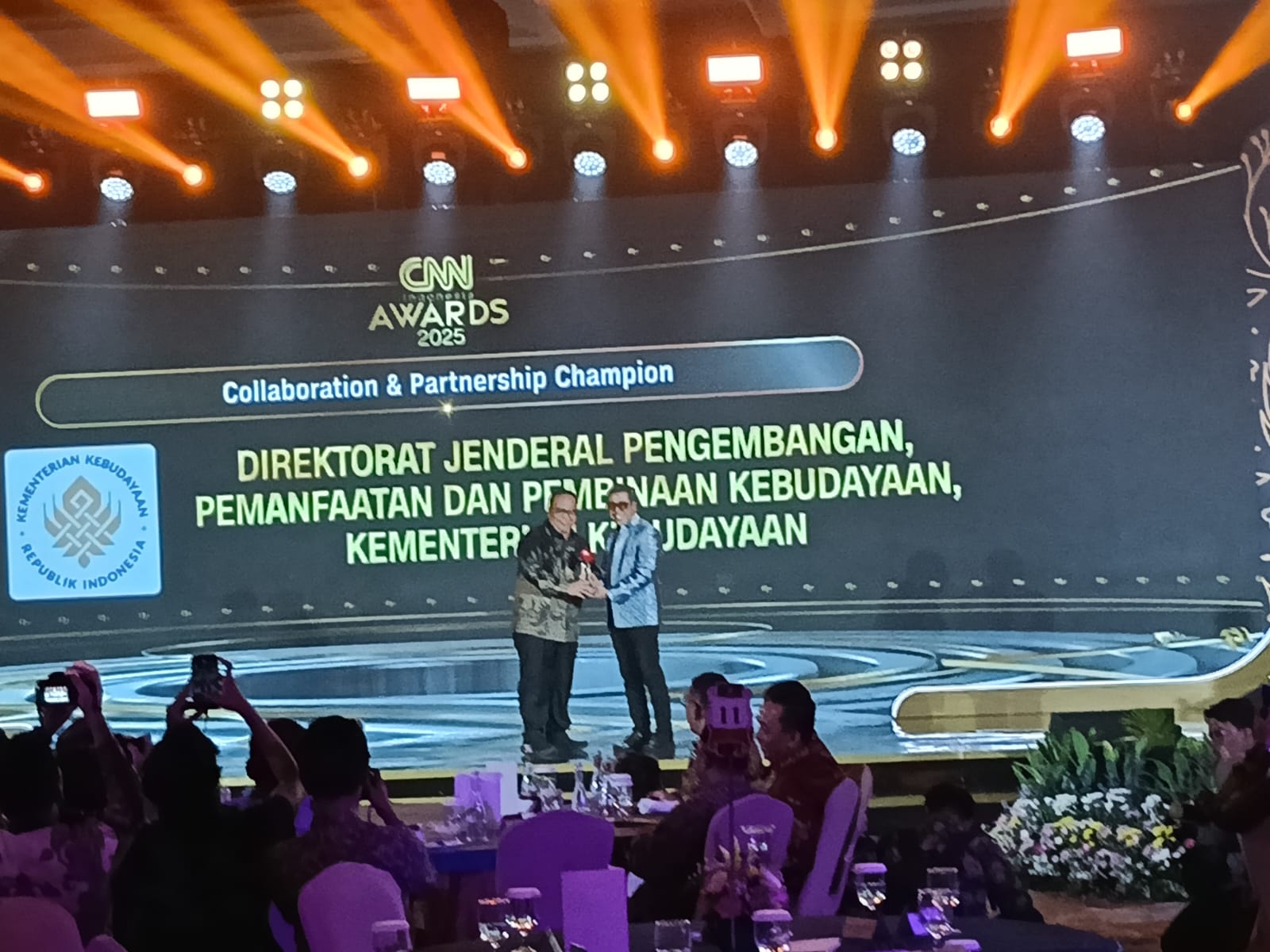 ISTIMEWA: Penghargaan langsung diberikan Direktur Detik Network Abdul Azis kepada Ahmad Mahendra selaku Direktur Jenderal Pengembangan dan Pemanfaatan Kebudayaan.