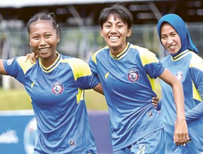 START BAGUS: Para pemain Arema FC Women merayakan gol ke gawang Rocket FC dalam laga Piala Pertiwi babak nasional, Kamis lalu (30/10).