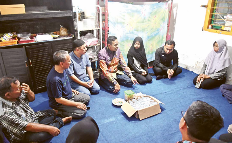 EMPATI: Wali Kota Malang Wahyu Hidayat (tengah) dan Wakil Wali Kota Ali Muthohirin (dua dari kanan) takziah ke rumah mendiang Gutik kemarin (31/10).