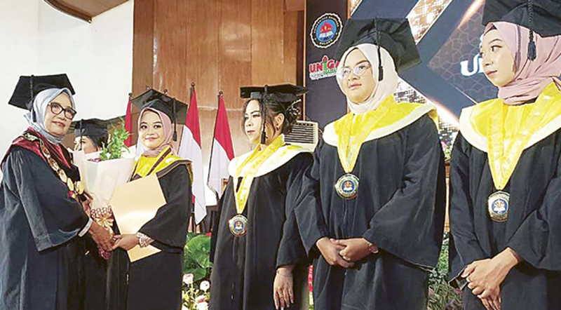 BANGGA: Rektor Uniga Prof Dr Ernani Hadiyati SE MS (kiri) memberikan apresiasi kepada wisudawan terbaik dalam wisuda periode sebelumnya