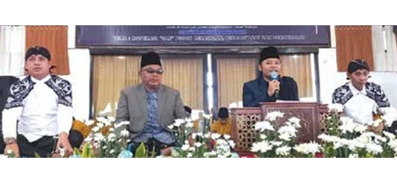 TAUSIYAH: Gus Bahru (dua dari kanan) dari Nganjuk didampingi ayahnya KH Ishomuddin menyampaikan tausiyah di hadapan para pengurus dan anggota Koperasi SAE Pujon, Kamis (30/10).