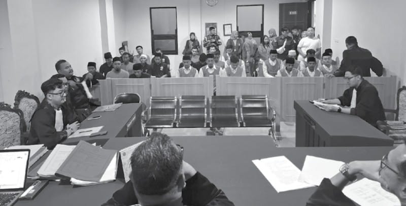 DITUNTUT RINGAN: Pembacaan tuntutan untuk pelaku pengeroyokan tahanan Polres Malang dilakukan di Ruang Sidang Kartika Pengadilan Negeri (PN) Kepanjen, Kamis sore (30/10).