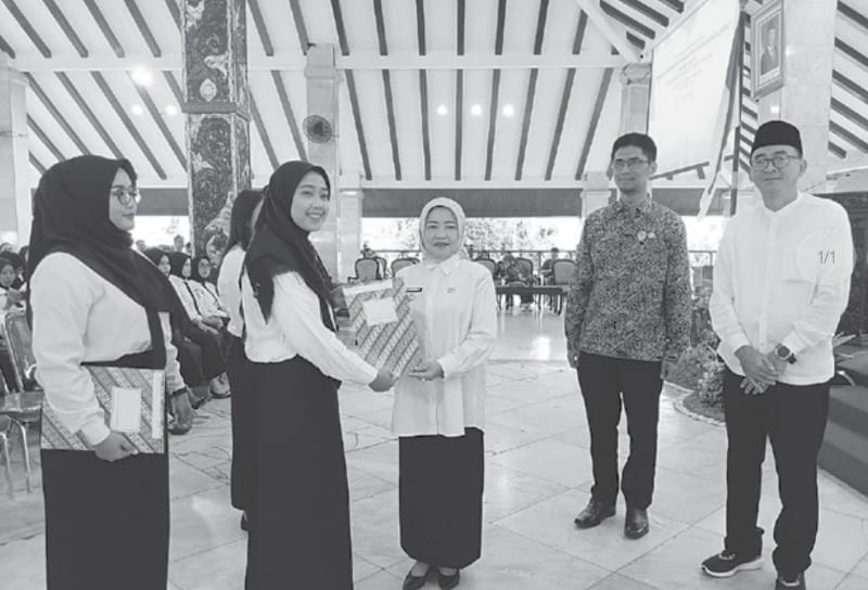 TAHAP KETIGA: Wakil Bupati (Wabup) Malang Lathifah Shohib (tiga dari kanan) menyerahkan SK ke salah satu PPPK Paro Waktu di Pendapa Agung Kabupaten Malang, kemarin.