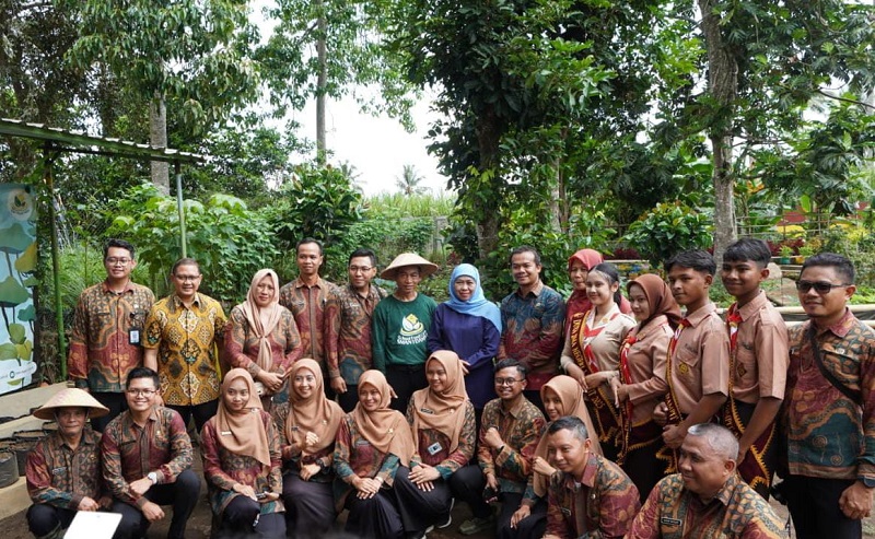 TERBAIK: Kunjungan Gubernur Jatim Khofifah Indar Parawansa (tengah) bersama Kadispenprov Jatim Plt Kepala Cabdindik Wilayah Kabupaten Malang, kepala sekolah, serta seluruh guru dan staf SMAN 1 Dampit.