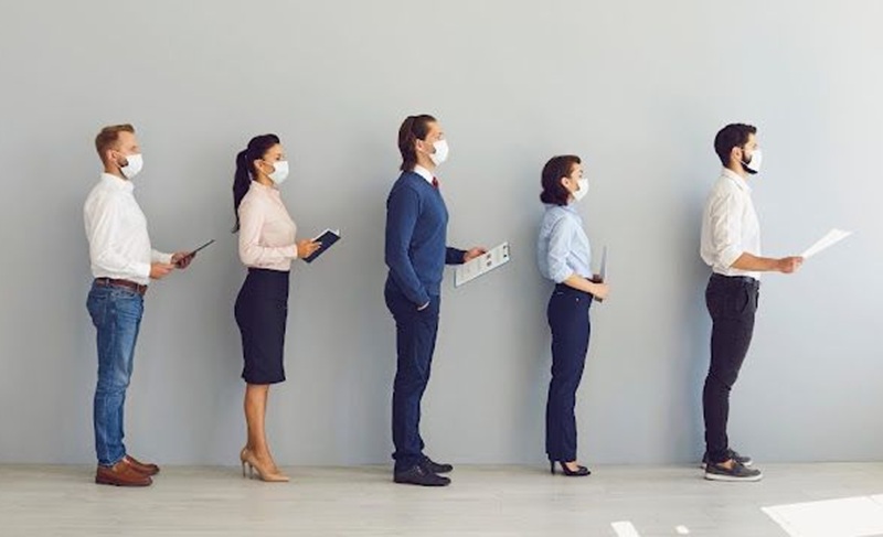 ILUSTRASI:  Sejumlah pencari kerja lulusan terdidik bersaing mendapatkan lowongan kerja