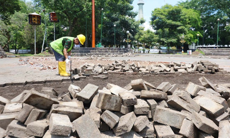 REVITALISASI: Para pekerja membongkar area playground dan air mancur di Alun-Alun Merdeka kemarin (31/10). Rencananya dibangun lagi dengan wajah baru.