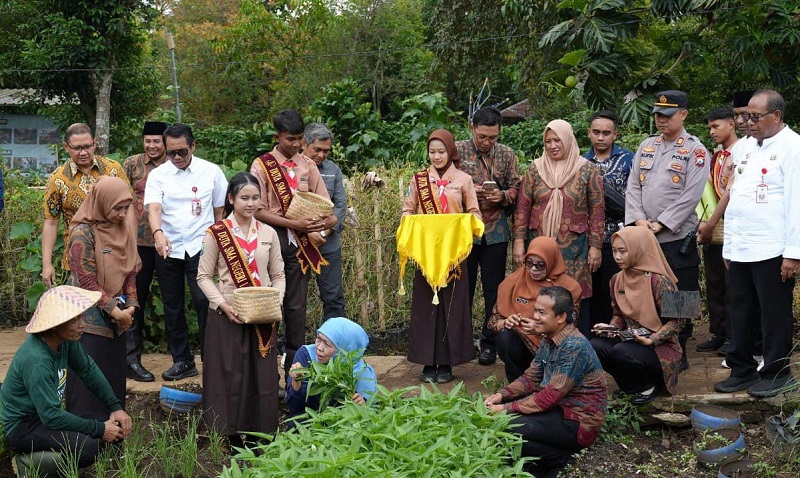 PRIORITAS: Tamu undangan meninjau langsung program Sekolah Inovatif Ketahanan Pangan (SIKAP) di SMAN 1 Dampit.