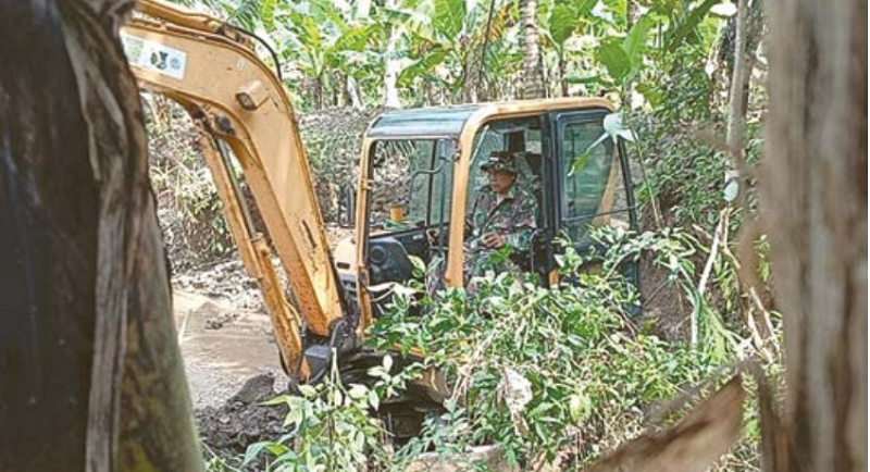 LANCAR: Normalisasi di Sungai Lebaksari, Desa Lebakharjo, Kecamatan Ampelgading sudah dimulai sejak 8 Oktober lalu. Besok (3/11), rencananya proyek itu dirampungkan