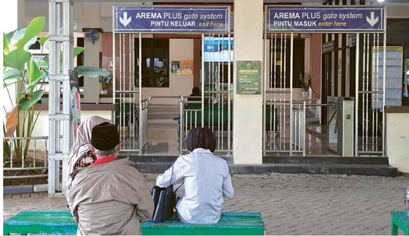 BANYAK PENGAJUAN CERAI: Tiga warga mengantre di Pengadilan Agama (PA) Kabupaten Malang, beberapa hari lalu.