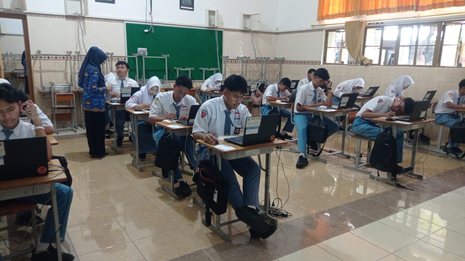 FOKUS: Siswa kelas XII SMAN 4 Malang mengikuti gladi bersih Tes Kemampuan Akademik (TKA) di ruang laboratorium komputer pekan lalu. (Humas SMAN 4 Malang)