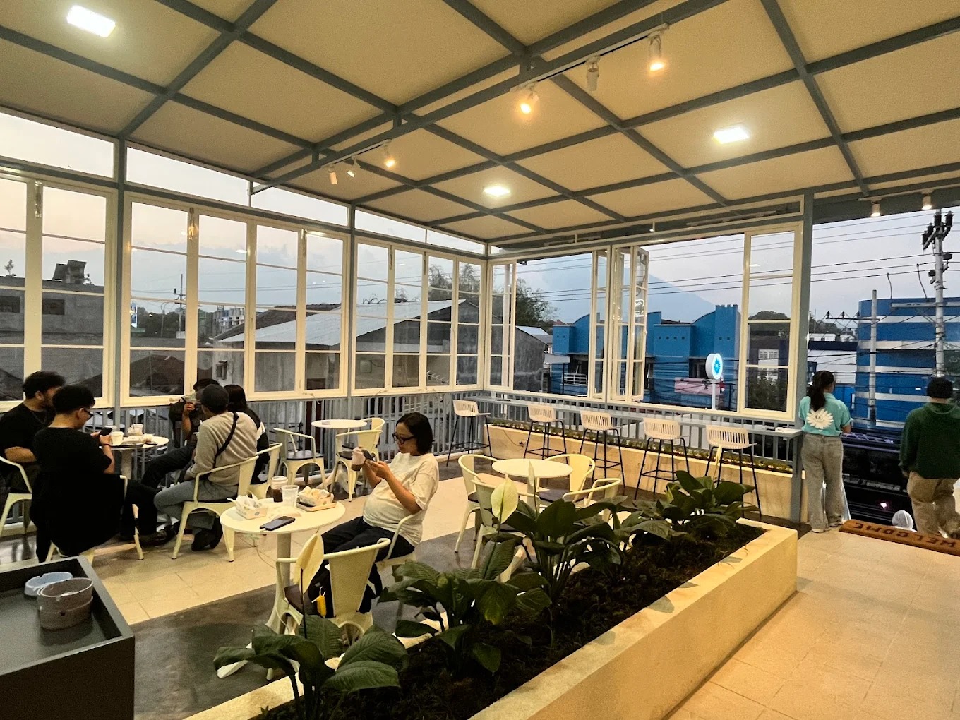 MINIMALIS: Sunday Blue Cafe, kafe yang memanjakan pengunjung dengan interior bergaya modern minimalis, cocok bagi pencinta foto-foto estetik.
